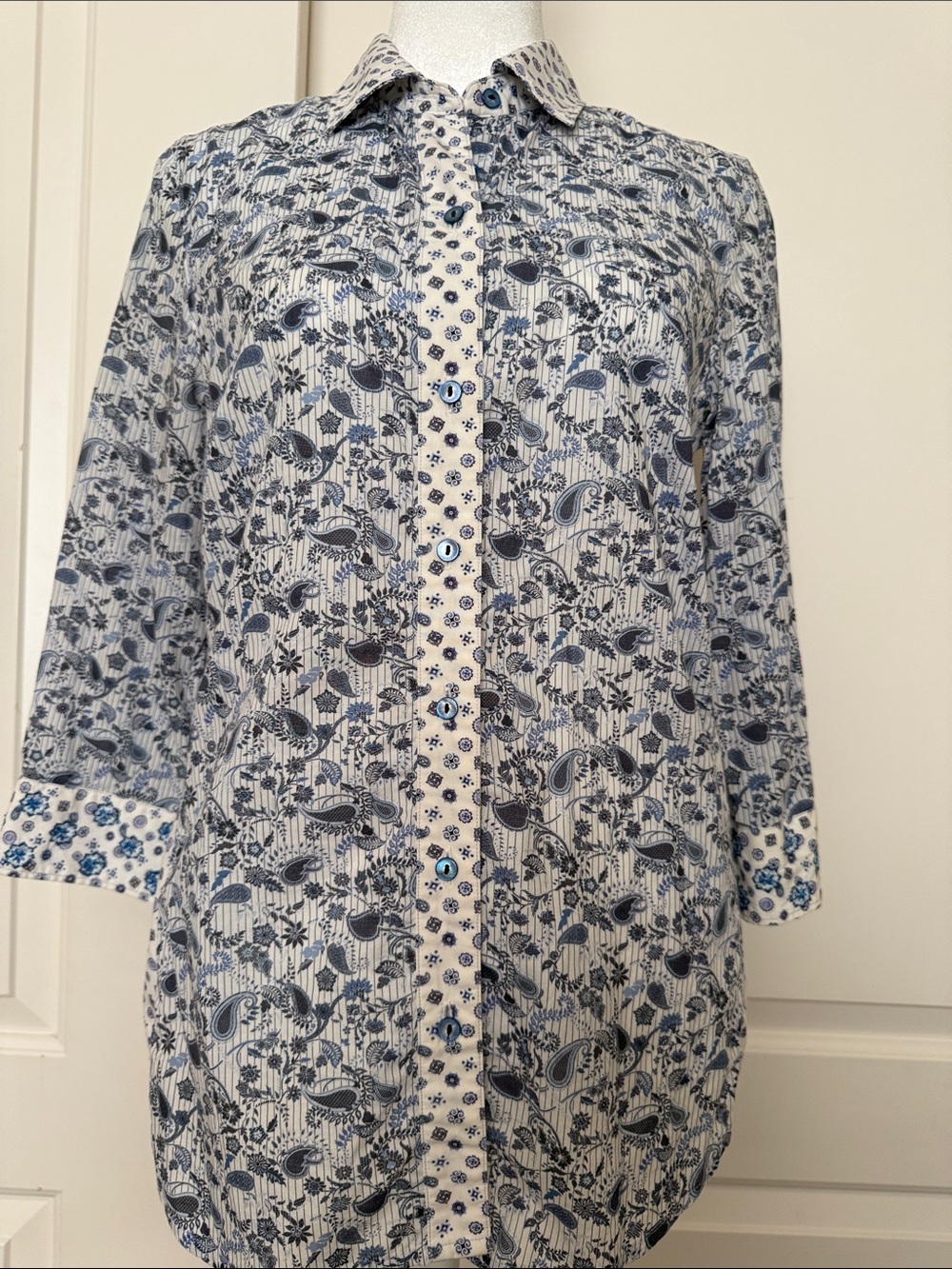 Robert Graham Blue and White Paisley Floral Button-Up Blouse Cotton 100% Size S